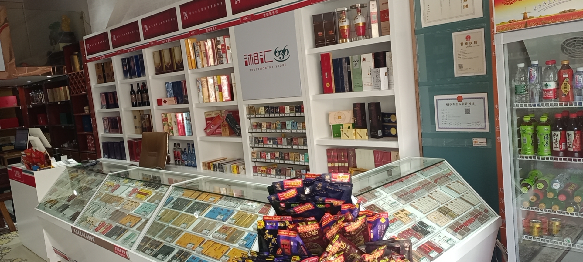 品辰烟酒柜，湖南一家专业烟酒店形象打造及柜台制作商